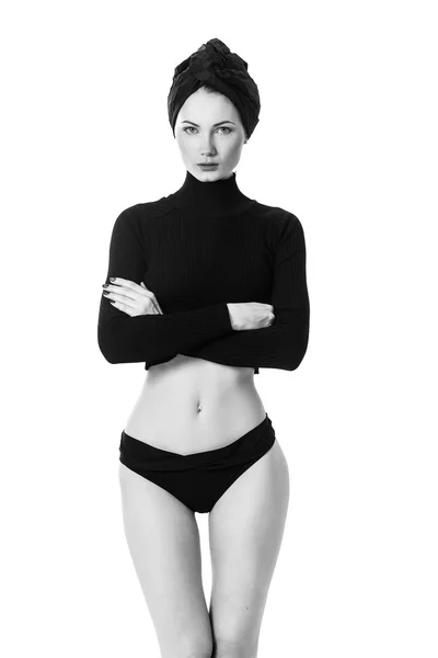 Vacker modell med korsade armar svart och vitt — Stockfoto