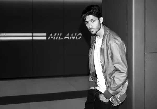 Retrato de hombre en el metro de Milán en Italia en blanco y negro — Foto de Stock