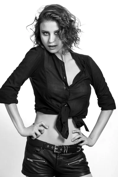 Чуттєва дівчина в блузці та шкіряних шортах чорно-біла — стокове фото