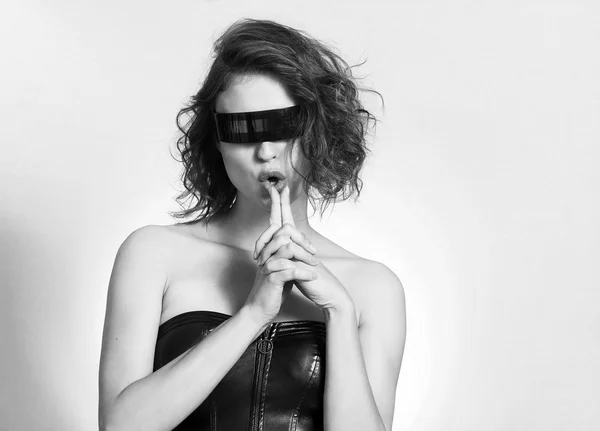 Sexy girl portrait making gun hand gesture black and white — Stock Photo, Image