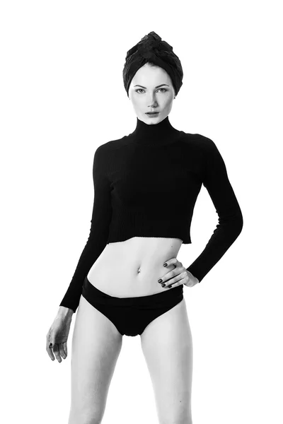 Frau trägt Turban und Pullover mit Höschen schwarz-weiß — Stockfoto