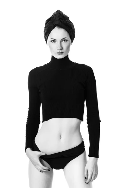 Frau trägt Turban, Pullover und Höschen schwarz-weiß — Stockfoto