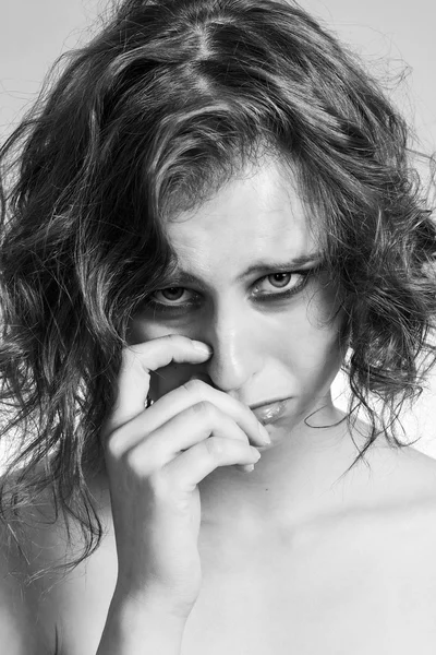 Menina bonita e triste closeup retrato chorando preto e branco — Fotografia de Stock