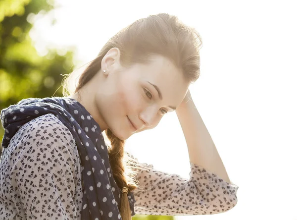 Schöne und hübsche Frauenporträt lächelnd im Sonnenlicht — Stockfoto