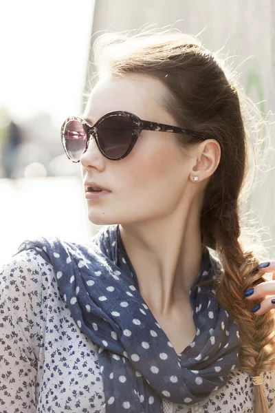 Retrato de mujer hermosa y de moda con gafas de sol — Foto de Stock