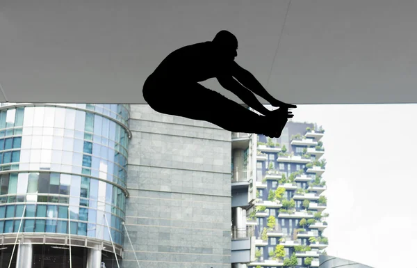 Танцювальний силует стрибає в місті — стокове фото
