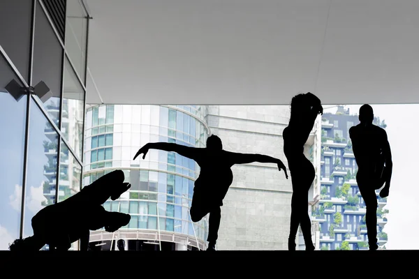 Güzel dansçılar siluetleri şehirde gerçekleştirme — Stok fotoğraf