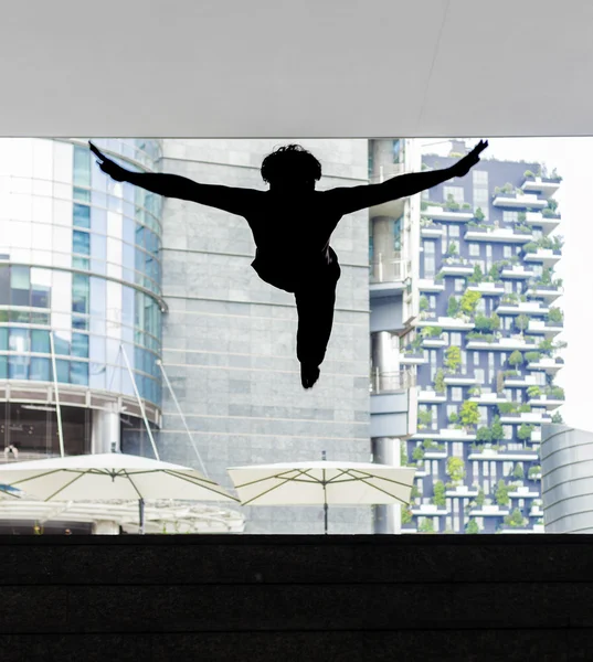 Táncos silhouette repül a város — Stock Fotó