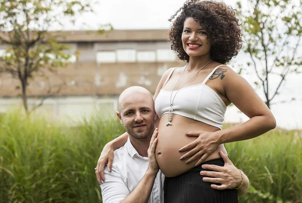 Hermosa pareja esperando un bebé y mirando a la cámara — Foto de Stock
