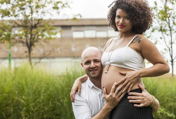 Hermosa pareja esperando bebé — Foto de Stock