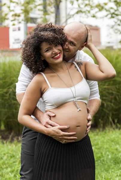 Hermoso retrato de pareja en la ciudad esperando bebé — Foto de Stock