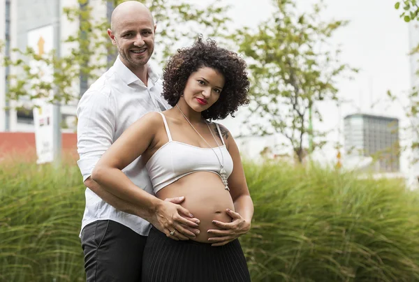 Embarazada pareja retrato mirando cámara — Foto de Stock