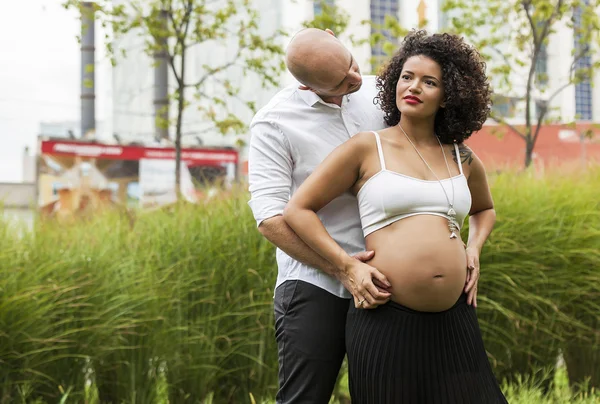 妊娠中のカップルの肖像画 — ストック写真
