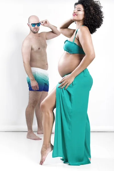 Mulher grávida posando e homem olhando para ela — Fotografia de Stock
