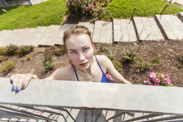 Mooie vrouw doen oefeningen in de stad en opzoeken — Stockfoto