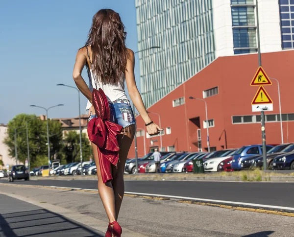 Bella donna a piedi in città — Foto Stock