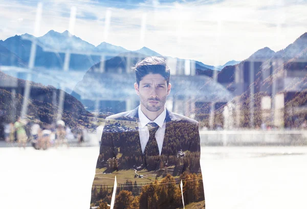 Doble exposición de hombre de negocios y paisaje de montaña — Foto de Stock