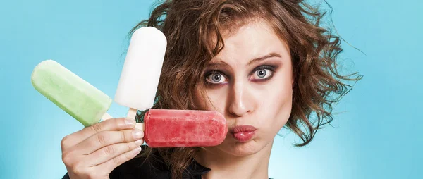 Vacker flicka håller tre popsicles och att göra roliga expressi — Stockfoto