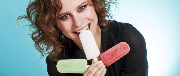 Mooi meisje houden drie ijslollys en glimlachend brievenbus — Stockfoto