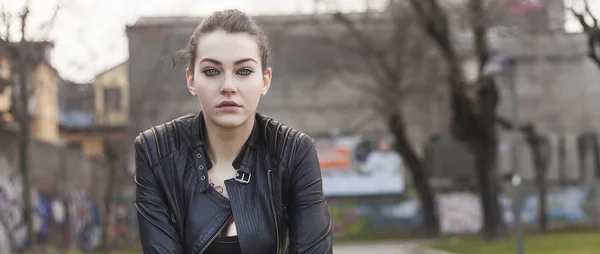 Hermoso retrato de chica en la ciudad con magníficos ojos buzón —  Fotos de Stock