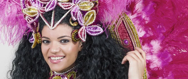 Beautiful samba dancer wearing pink costume and smiling letterbo — Stock Photo, Image