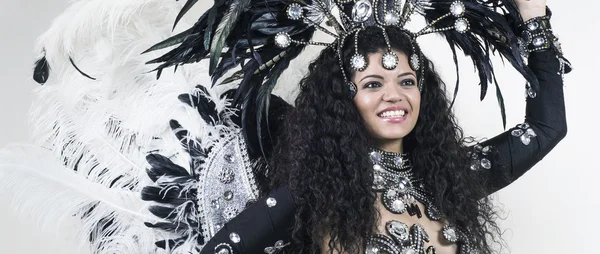 Vackra samba dansare bär traditionella svarta och vita costu — Stockfoto