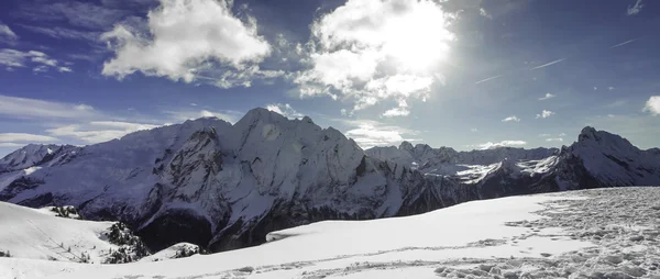 Hermoso paisaje de montaña de invierno en Trentino y nubes lette —  Fotos de Stock