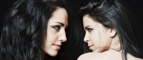 Girls portrait looking at each other letterbox — Stock Photo, Image