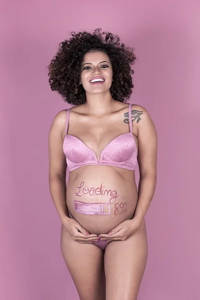 Krásná těhotná žena s bodypainted břichem — Stock fotografie