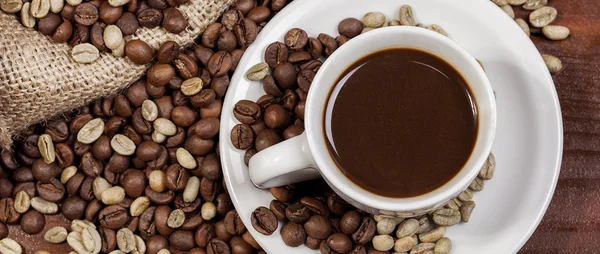 Koffiekopje en jute zak vol met koffiebonen brievenbus — Stockfoto