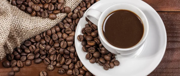 Taza de café y saco de yute con buzón de granos de café —  Fotos de Stock