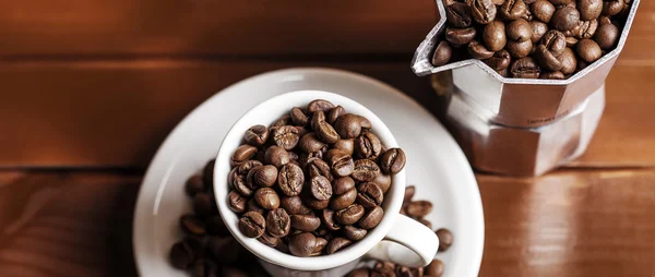 Kaffeetasse und Kaffeemaschine voller Kaffeebohnen-Briefkasten — Stockfoto