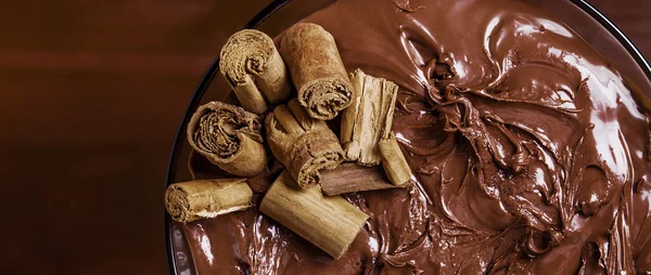 Lezzetli çikolatalı krema tarçın mektup ile kokteyl — Stok fotoğraf