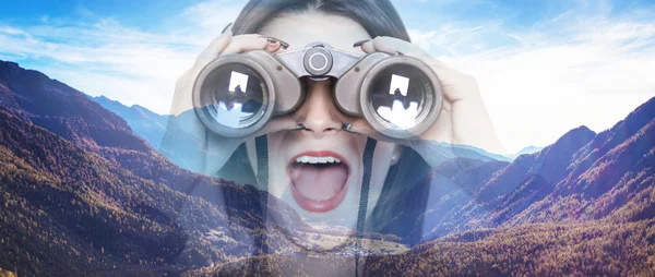 Подвійна експозиція дівчини, яка дивиться через бінокль і гори Стокове Фото
