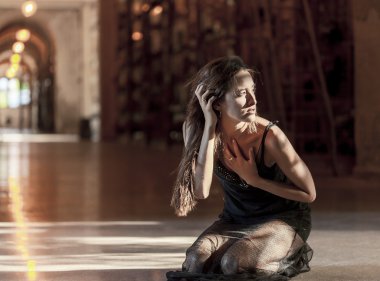 Üzgün kadın portre bir kenara arıyorsunuz bir mezarlığı