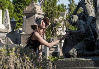 Kadın portre mezar statues yakınındaki mezarlıkta