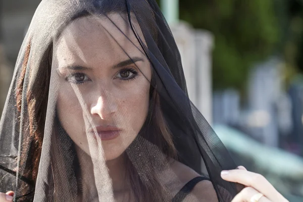 Retrato de mujer en duelo con velo negro —  Fotos de Stock