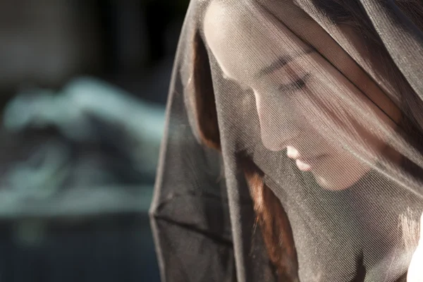 Retrato de mujer en duelo de cerca —  Fotos de Stock