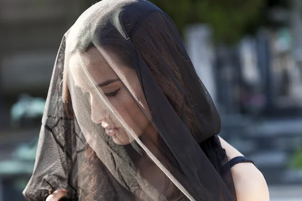 Retrato de mujer de luto mirando hacia abajo —  Fotos de Stock