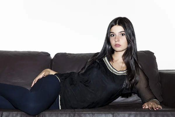 Gyönyörű lány portré szóló, a kanapén — Stock Fotó