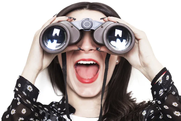 Menina perturbada olhando através de binóculos — Fotografia de Stock