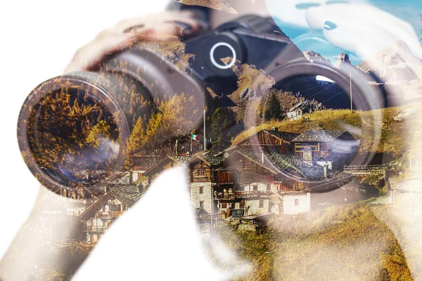 二次曝光的双筒望远镜和山村 — 图库照片