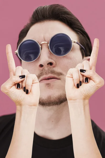 Hombre guapo retrato con gafas de sol y las manos señalando — Foto de Stock