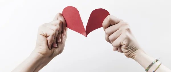 Eller kadın yırtılma kırmızı kağıt kalp mektup — Stok fotoğraf