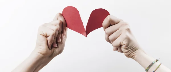 Mujer manos rasgando papel rojo corazón buzón — Foto de Stock