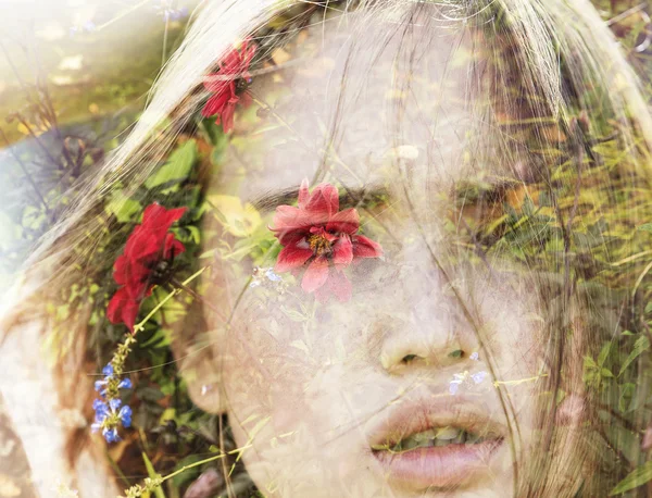 Doble exposición de hermosa chica y flores rojas — Foto de Stock