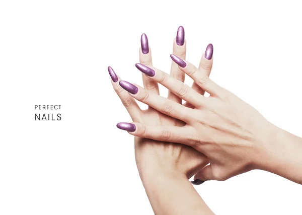 Unhas perfeitas - belos pregos pintados com esmalte roxo — Fotografia de Stock