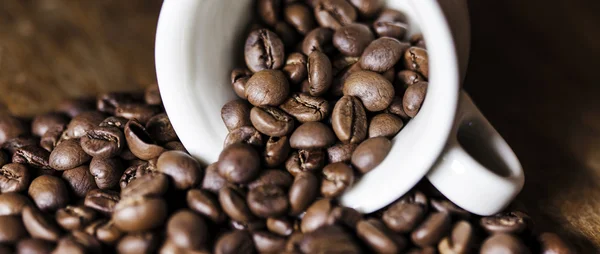 Tasse voller Kaffeebohnen Briefkasten — Stockfoto