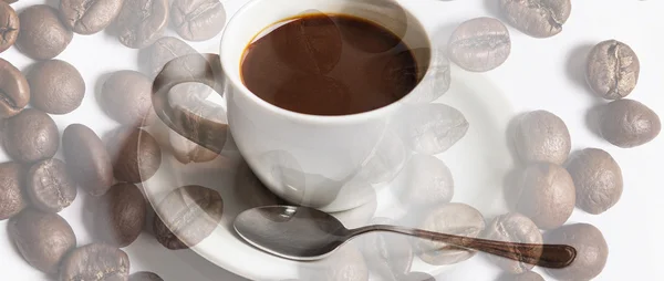 Dvojitá expozice šálek kávy a kávové boby letterbox — Stock fotografie