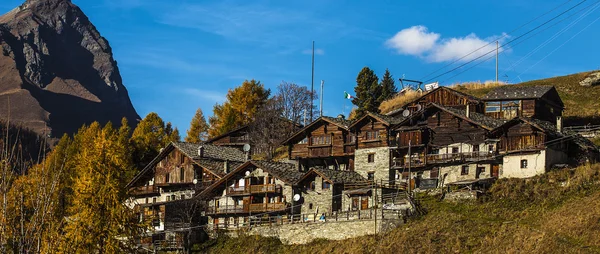 Petit village de montagne dans la boîte aux lettres de la vallée d'Aoste — Photo